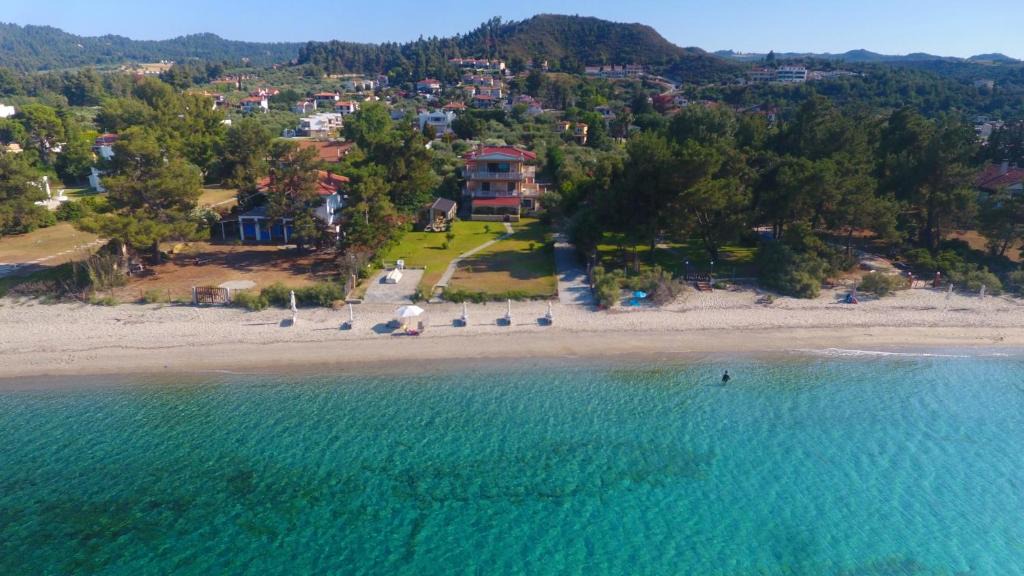 Pefkochori Villa | Villa Argo 3 - Beachfront, Big gardens, Location!