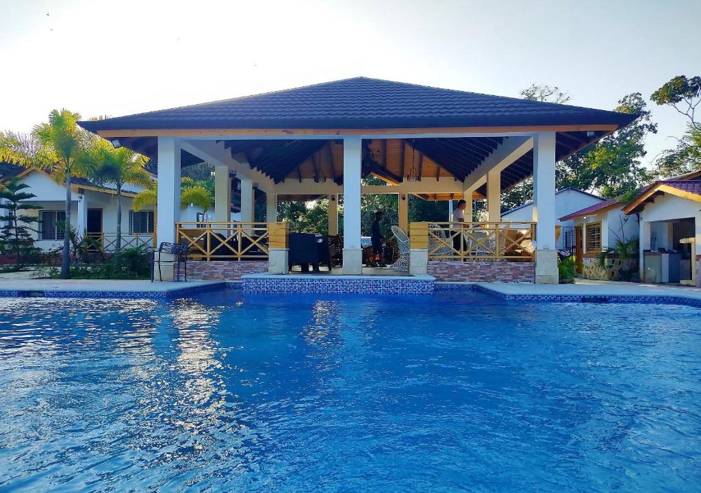 La Vega Province House | Villa Carolina By Hospedify Hermosa villa con piscina, mesa de billar, cancha de baloncesto y BBQ