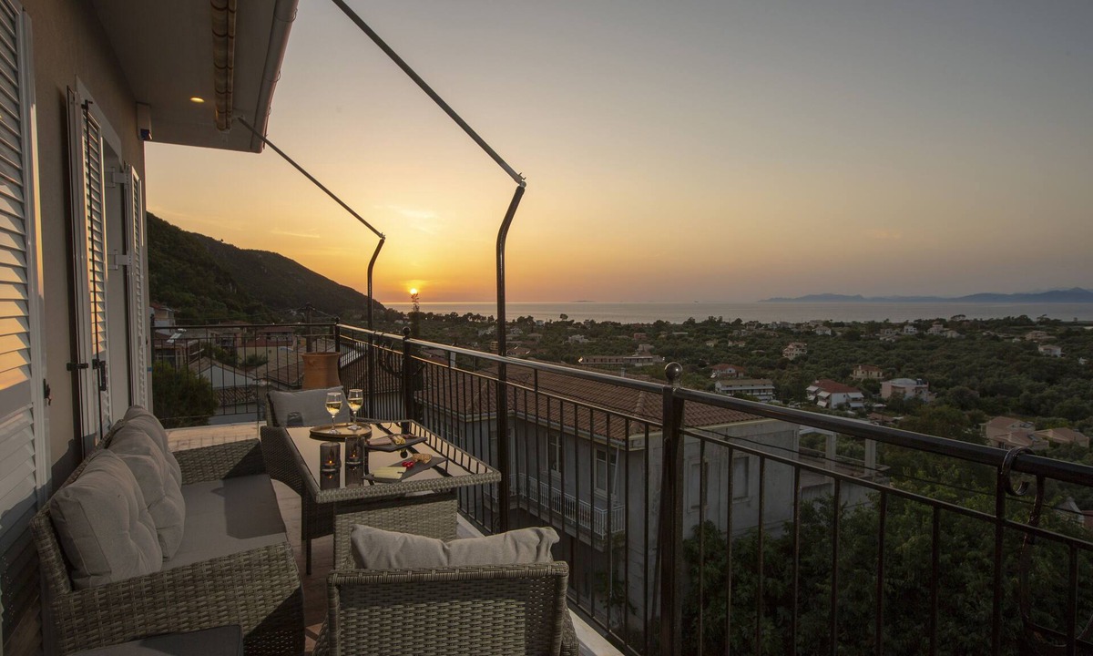 Frinion House | Villa Dimitris - The House Experience