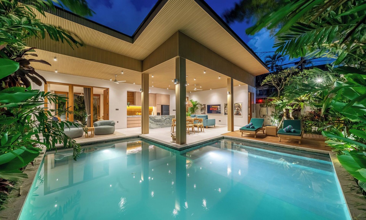 Laksmana Villa | Villa Esa Seminyak - 2BR Private Pool 25m from Eat St