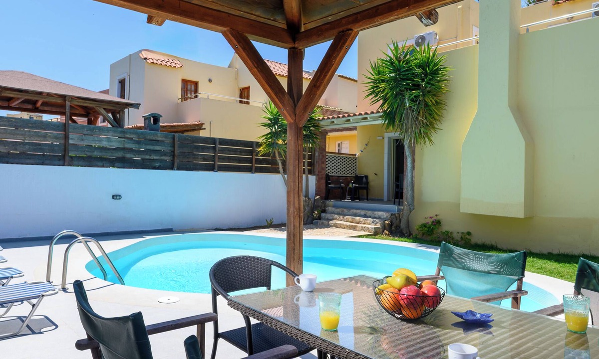 Old Hersonissos Villa | Villa for summer vacations in Chersonissos Crete with pool, very close to center
