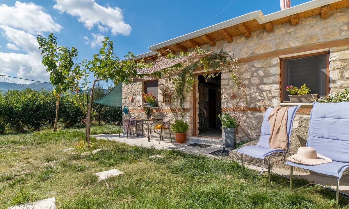 Spanochori House | “Villa Lazar” with Terrace, Air Conditioning, and Wi-Fi