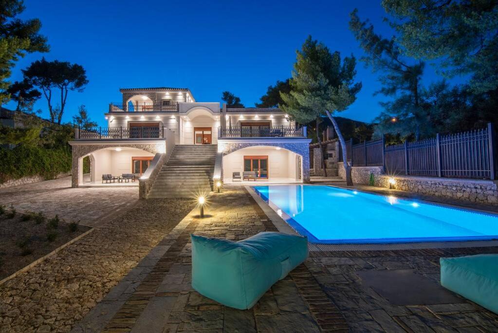 Agii Theodori Villa | villa lion