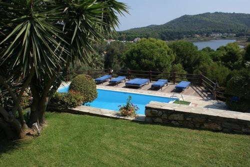 Koukounaries Villa | Villa Madag