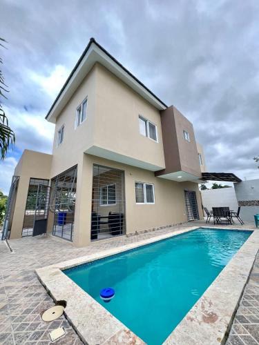 Munoz House | Villa MariposaModern&Lux Swimming Pool