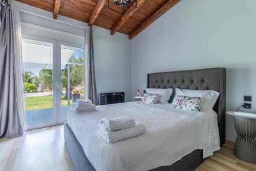 Loutraki Villa | Villa Olive & Stone Loutraki