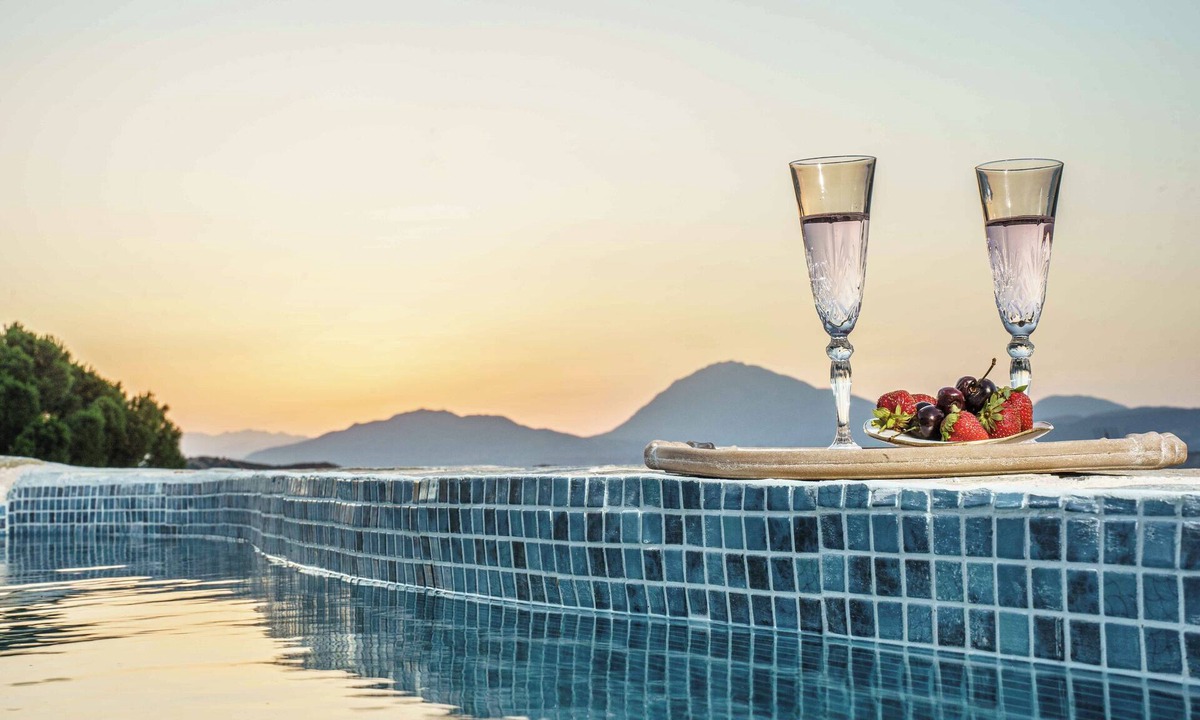Pombia Villa | Villa Simantiri - Romantic Luxury Villa with jacuzzi & sunset views