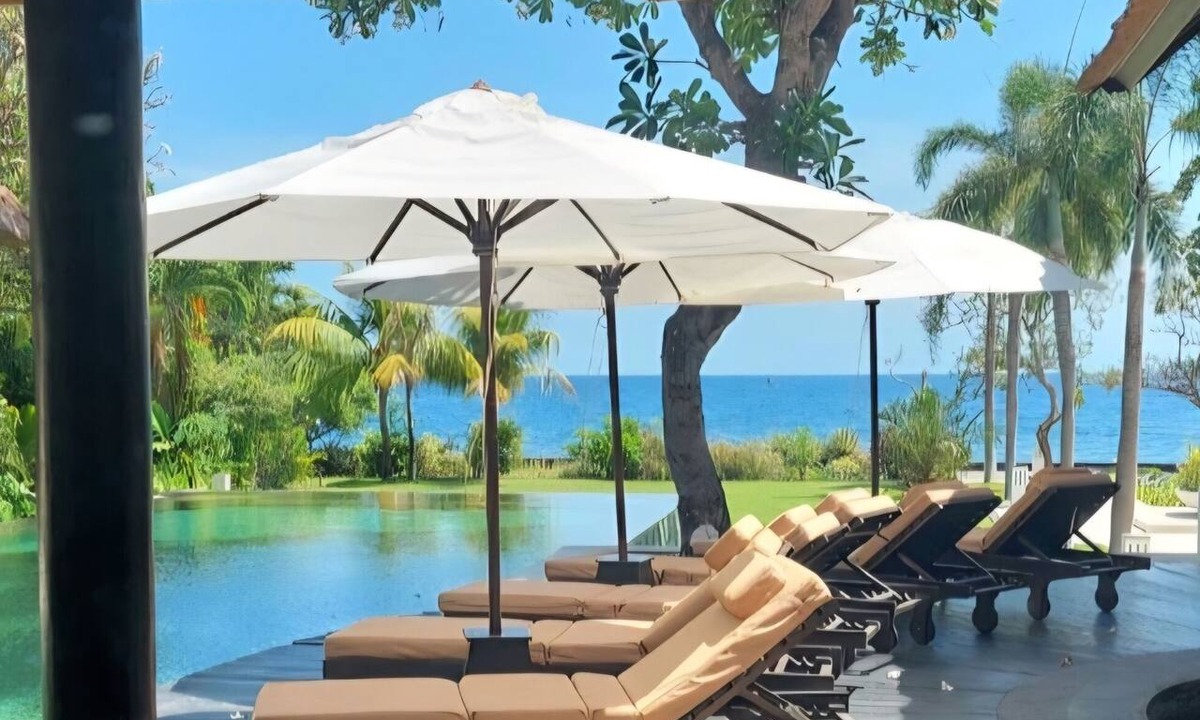 Lokapaksa Villa | VILLA TERANG BULAN: True Blue Tropical Luxury 4BR Beachfront Villa w/Staff