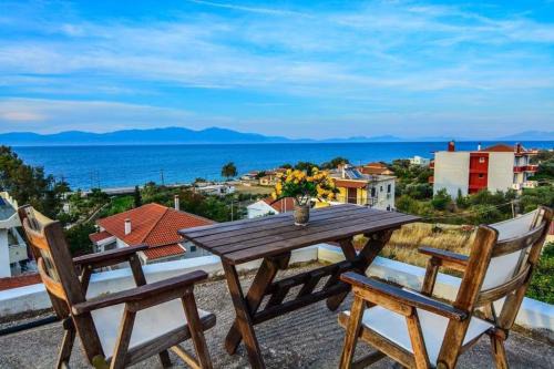 Xylokastro-Evrostina House | White Villa