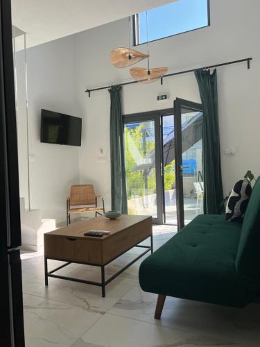 Toroni Villa | Zohavillas white