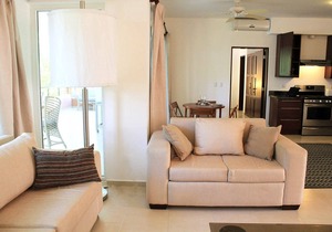 1BD condo in family-friendly beachfront residence, steps from shops/restaurants