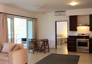 1BD condo in family-friendly beachfront residence, steps from shops/restaurants