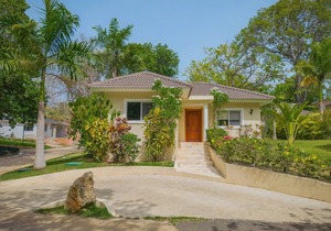 2 Bed 2 Bath Villa with Jacuzzi, High Speed Wi-Fi