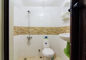 20 minutes to the Airport! Small Room Private Bathroom Parking Netflix✰WI-FI✰Fan