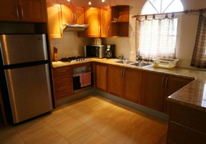 2BD/2BTH villa near beach and shops, with parking/cable Television/Internet