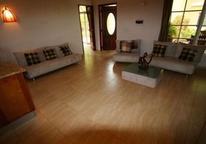 2BD/2BTH villa near beach and shops, with parking/cable Television/Internet