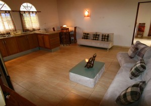 2BD/2BTH villa near beach and shops, with parking/cable Television/Internet