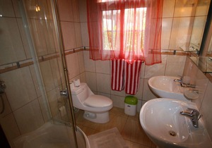 2BD/2BTH villa near beach and shops, with parking/cable Television/Internet