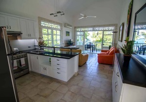 2BD guest-friendly apartment on sandy beach, near shops&restaurants!