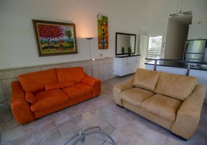 2BD guest-friendly apartment on sandy beach, near shops&restaurants!