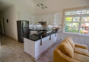 2BD guest-friendly apartment on sandy beach, near shops&restaurants!