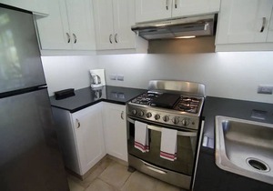 2BD guest-friendly apartment on sandy beach, near shops&restaurants!