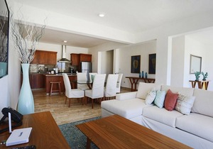2BD luxury condo on sandy beach, with pool/gym/tennis/basket!