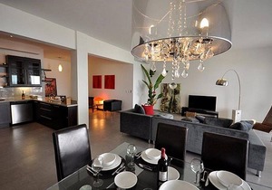 3BD kids-friendly residence on the beach, steps from shops and restaurants