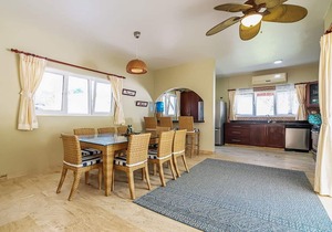 4-bedroom inexpensive villa steps to the sandy beach, with pool/cable TV/Wi-Fi