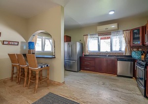 4-bedroom inexpensive villa steps to the sandy beach, with pool/cable TV/Wi-Fi