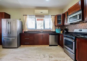 4-bedroom inexpensive villa steps to the sandy beach, with pool/cable TV/Wi-Fi