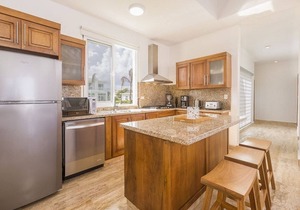 4BD Guest-friendly villa on a sandy beach, private pool & golf cart, gym/tennis!