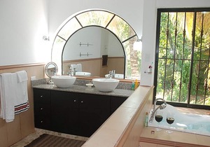 4BD villa on top of the hill, sea views, pool/Wi-Fi/cable TV/parking