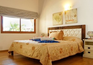 7. Cozy 2-bedroom apartment facing the golf course