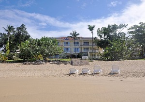 Beachfront guest-friendly residence with pool near everything!