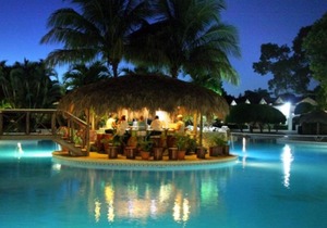 Family friendly apartment close to shops, beaches and extremely large pool