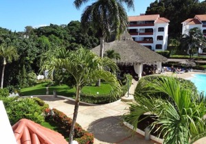 Family friendly apartment close to shops, beaches and extremely large pool