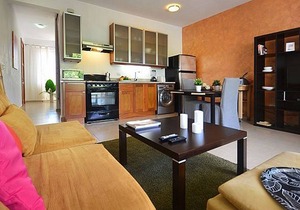 Fully-equipped apartment in beachfront residence, near everything