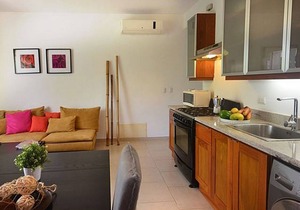 Fully-equipped apartment in beachfront residence, near everything