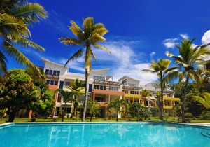 Fully-equipped apartment in beachfront residence, near everything