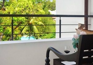 Fully-equipped apartment in beachfront residence, near everything