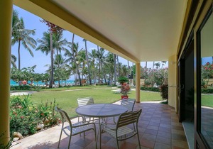 Groundfloor 2BD 2BTH beachfront condo with sea views, pool/AC/Wi-Fi, near all