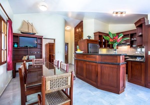 Guest-friendly beachfront penthouse, sea views, top floor, pool, near all!