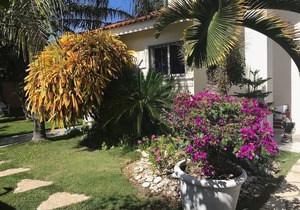 Guest-friendly villa in central Sosua, pool/cable TV/Internet, 5 bedrooms