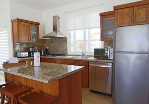 Guest-friendly villa on sandy beach, private pool & golf cart, gym/tennis!