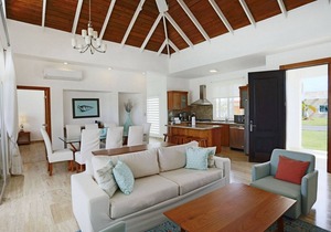 Guest-friendly villa on sandy beach, private pool & golf cart, gym/tennis!