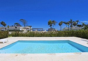 Guest-friendly villa on sandy beach, private pool & golf cart, gym/tennis!