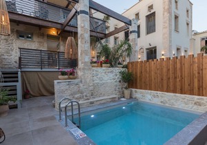 Luxurious holiday suite with private pool