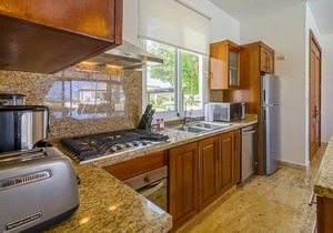 Luxury 3BD villa on sandy beach, private pool & golf cart, gym/tennis!