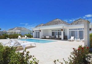 Luxury 3BD villa on sandy beach, private pool & golf cart, gym/tennis!